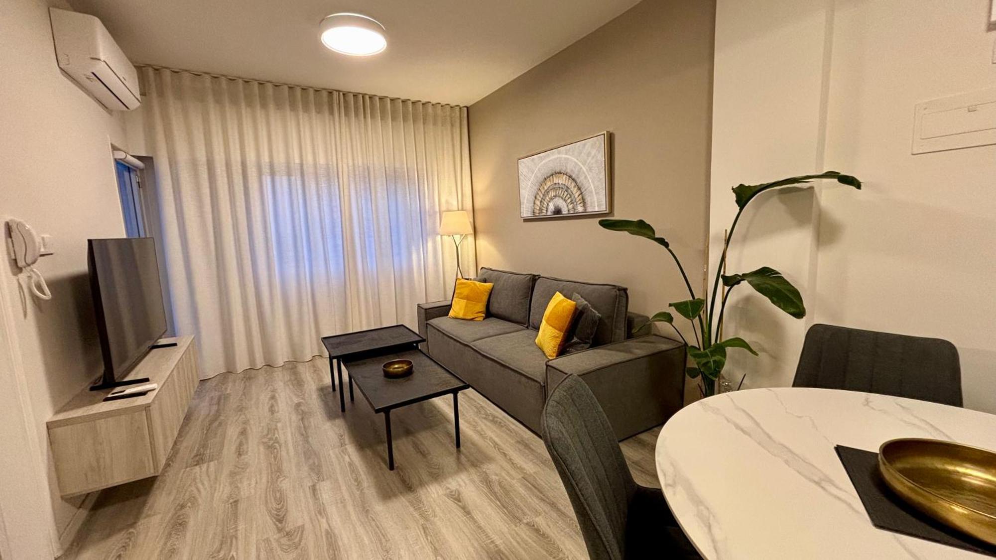 Seabreeze City Center Flats By Trulycyprus Limassol Bagian luar foto