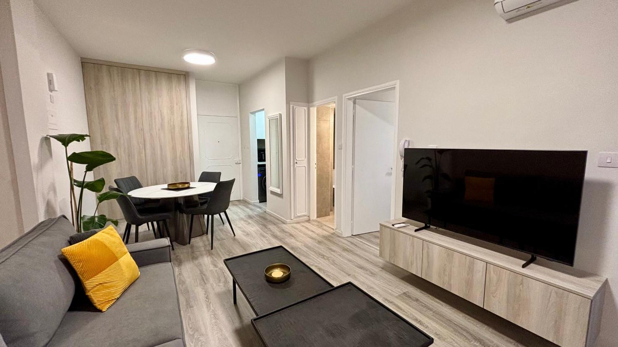 Seabreeze City Center Flats By Trulycyprus Limassol Bagian luar foto