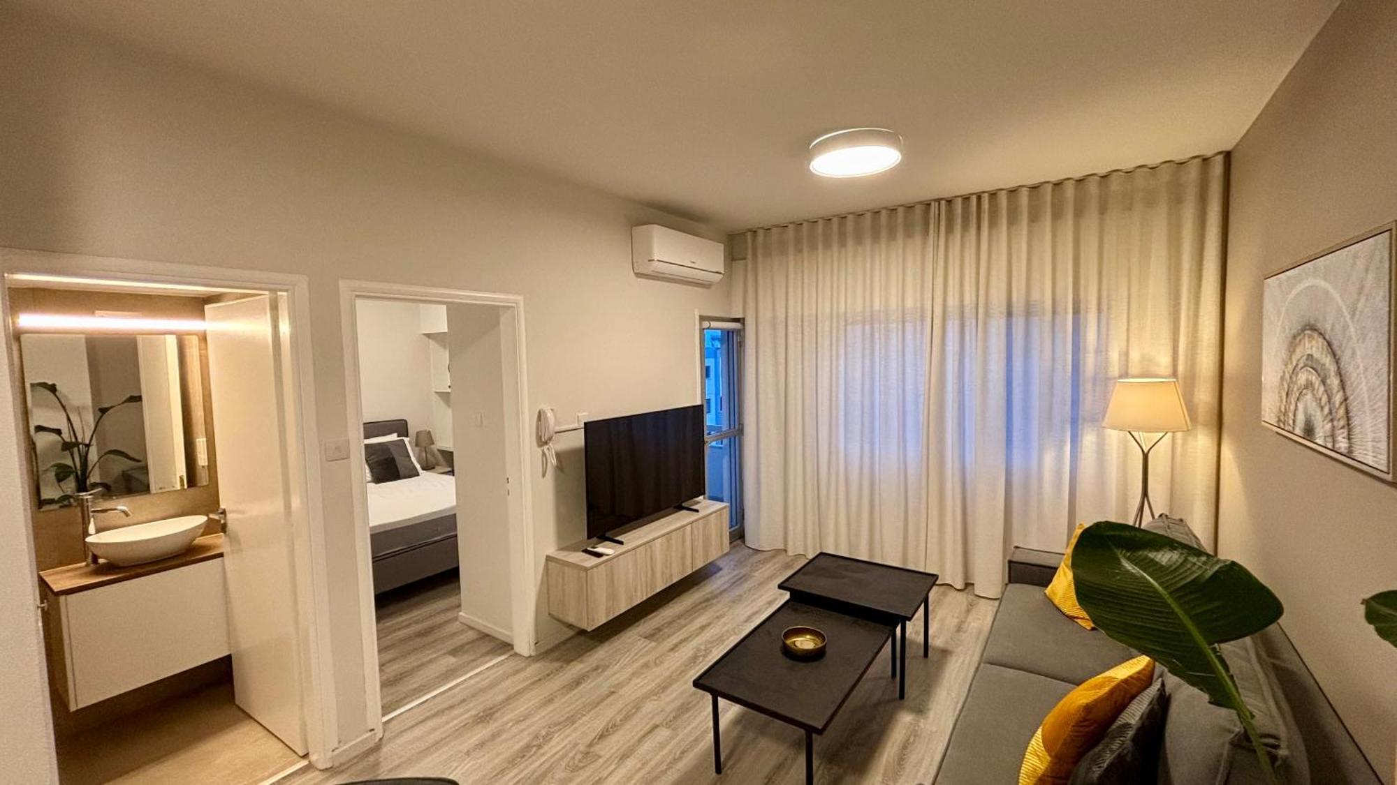 Seabreeze City Center Flats By Trulycyprus Limassol Bagian luar foto