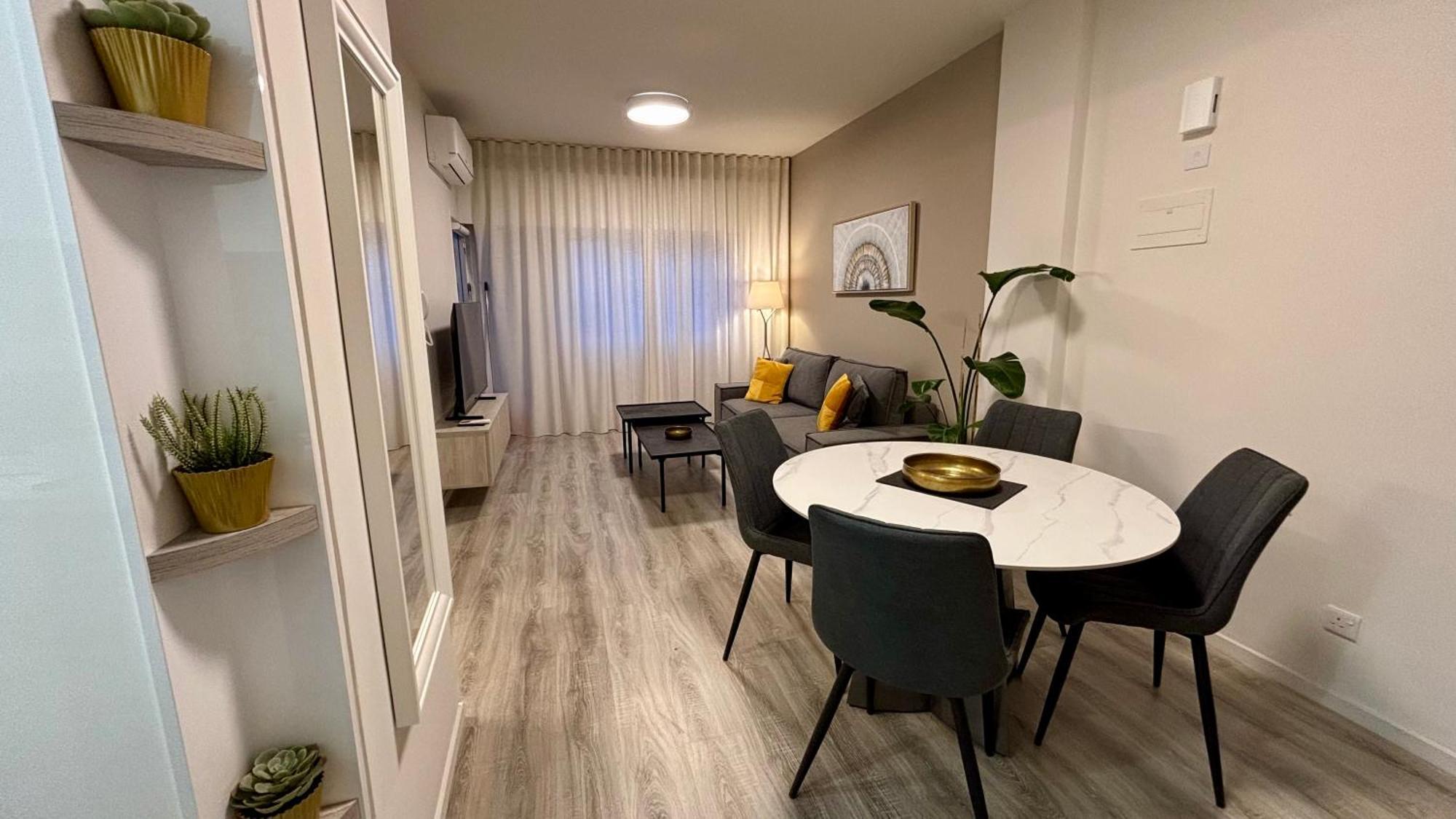 Seabreeze City Center Flats By Trulycyprus Limassol Bagian luar foto