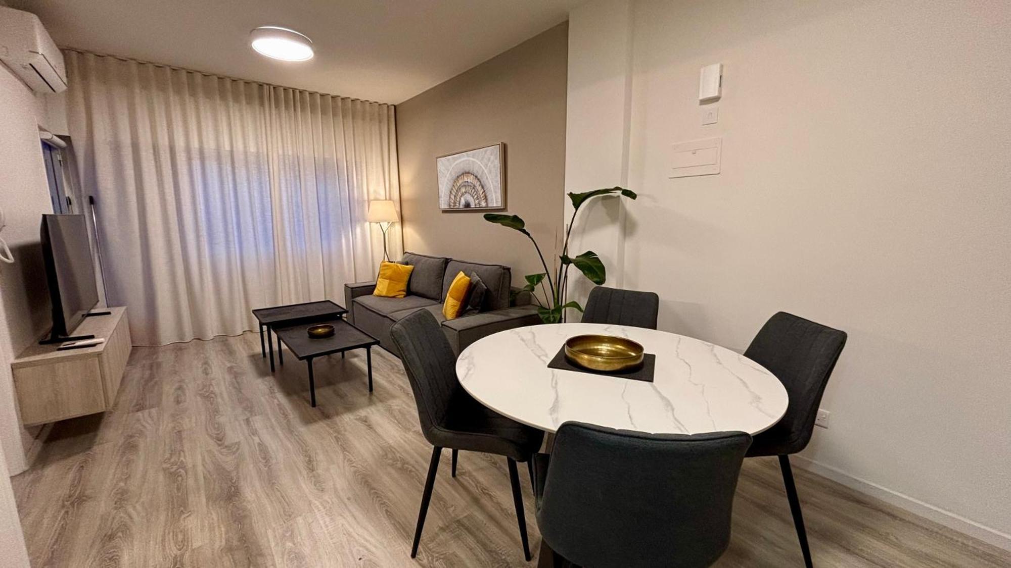 Seabreeze City Center Flats By Trulycyprus Limassol Bagian luar foto