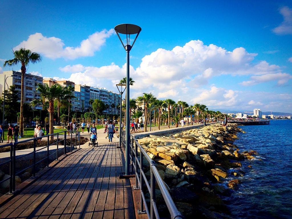 Seabreeze City Center Flats By Trulycyprus Limassol Bagian luar foto